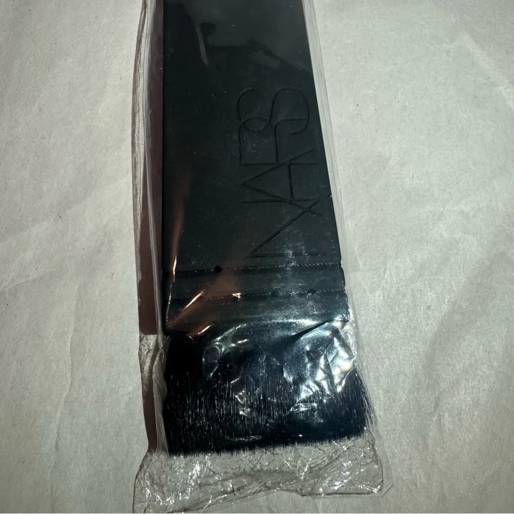 NARS brush